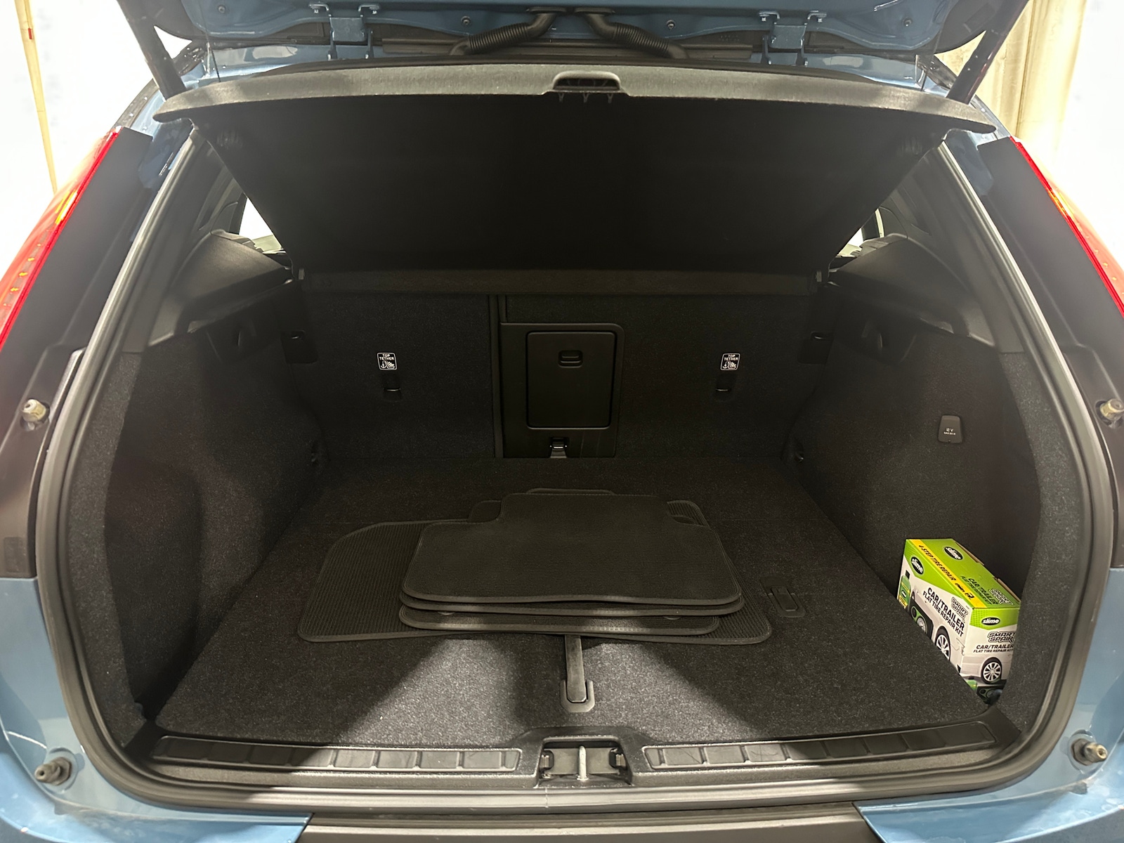 Thumbnail: 2023 Volvo XC40 - 6