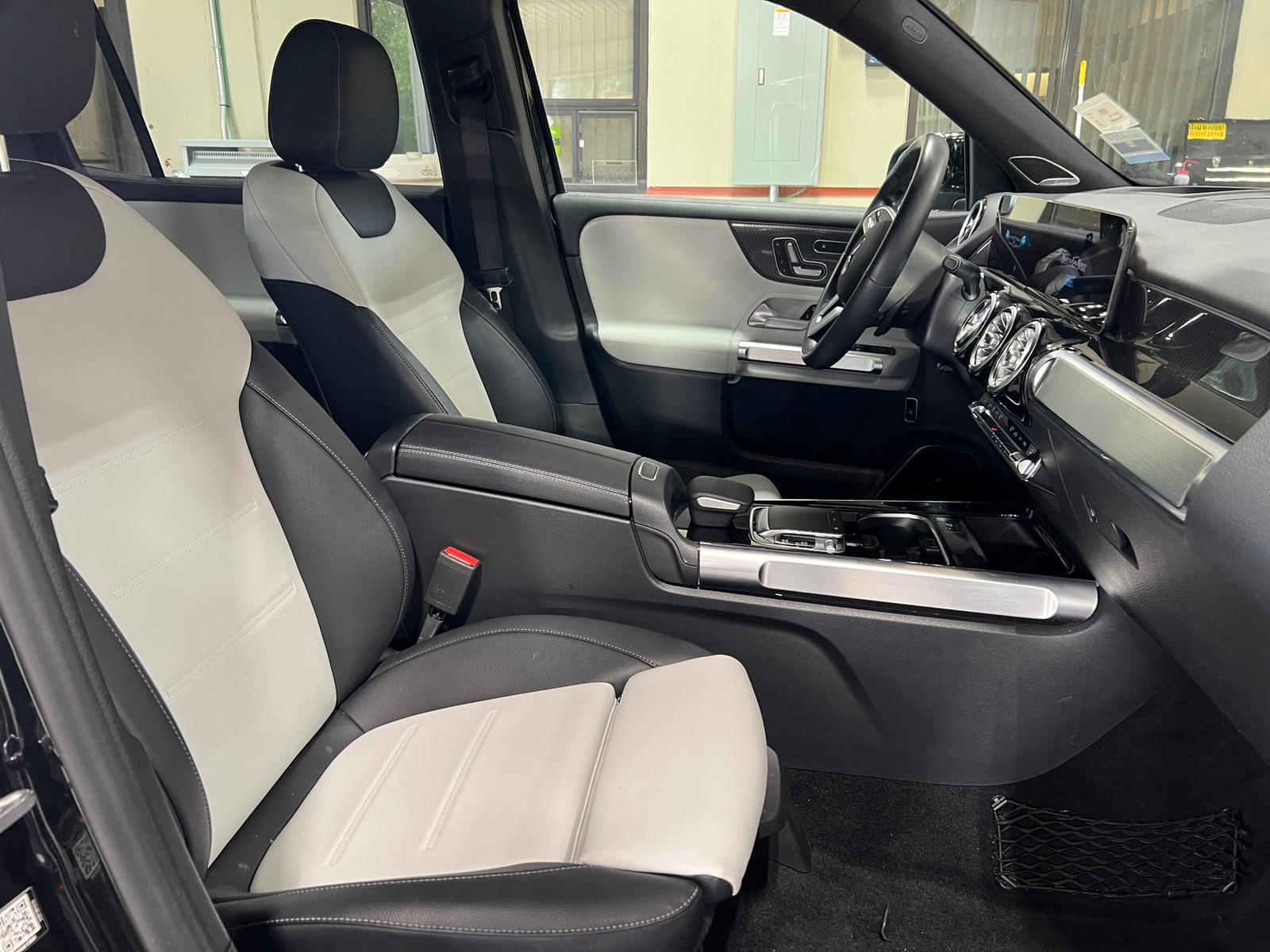 Thumbnail: 2020 Mercedes-Benz GLB - 2