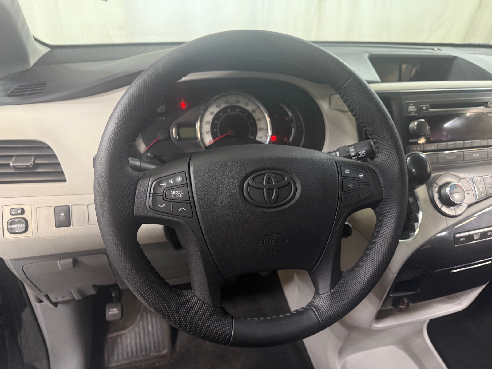 Thumbnail: 2014 Toyota Sienna - 4