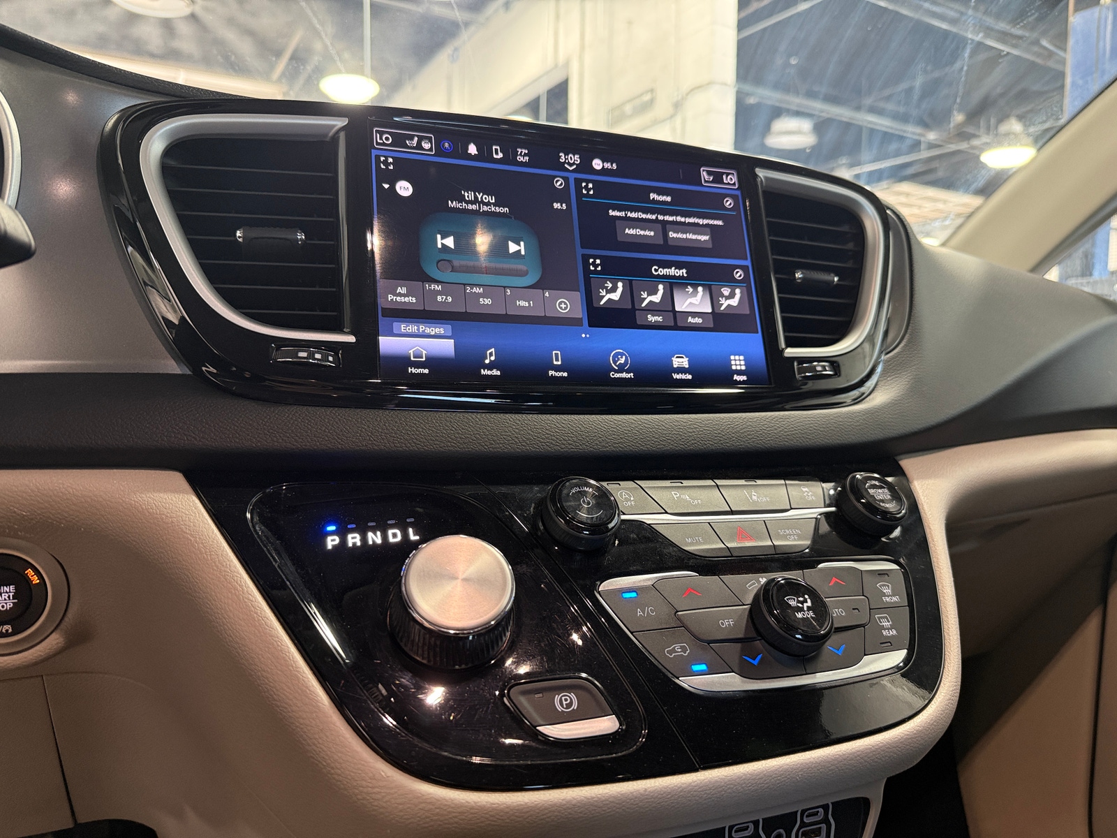 Thumbnail: 2024 Chrysler Pacifica - 3