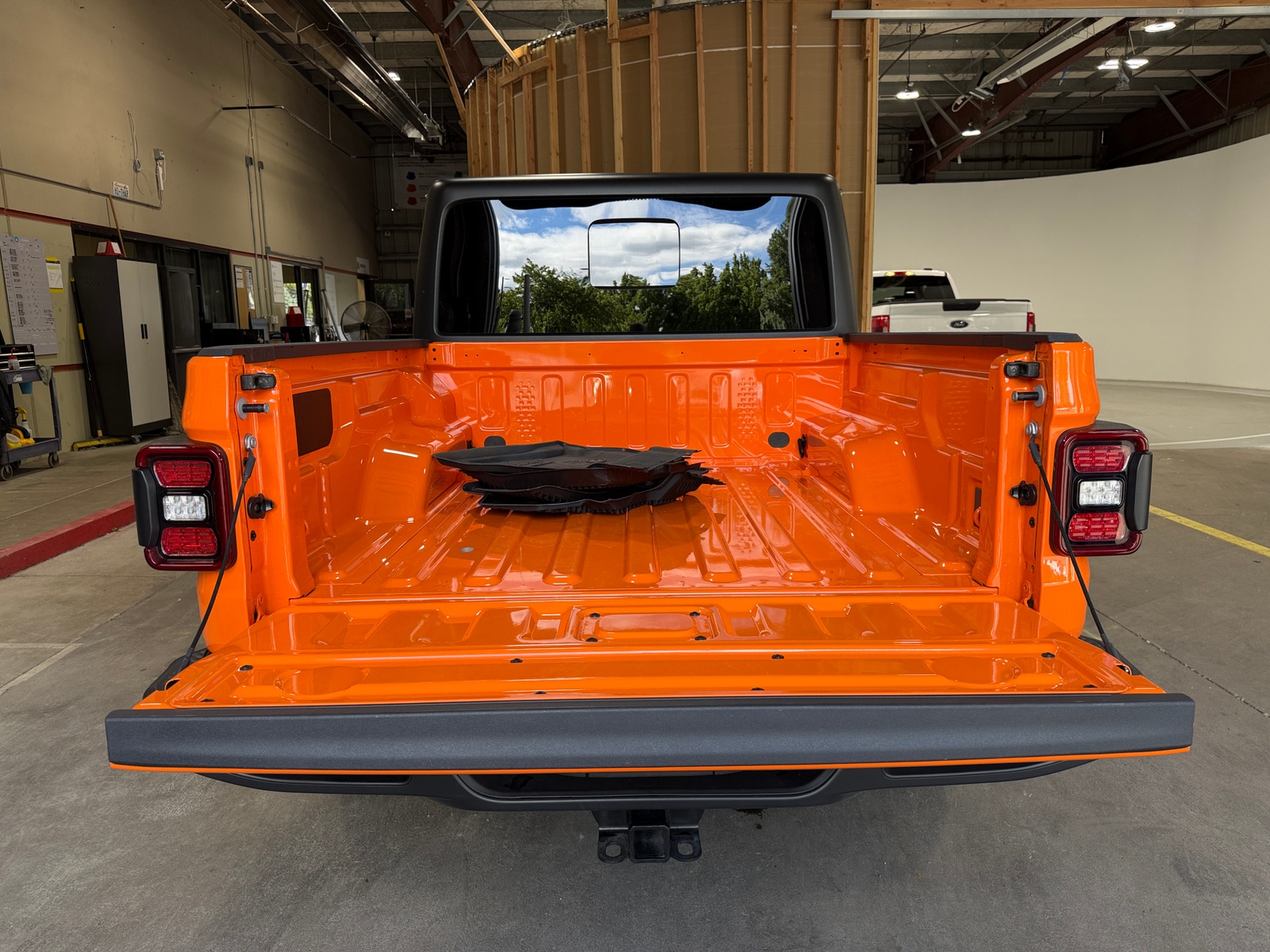 Thumbnail: 2025 Jeep Gladiator - 7