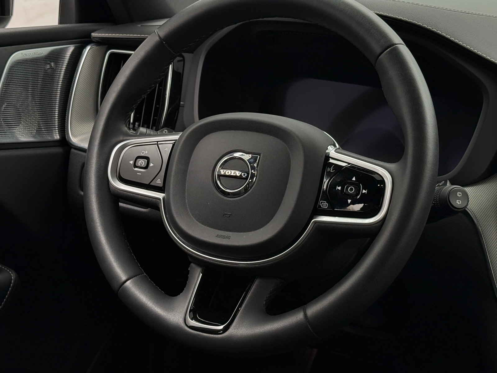 Thumbnail: 2022 Volvo XC60 - 4