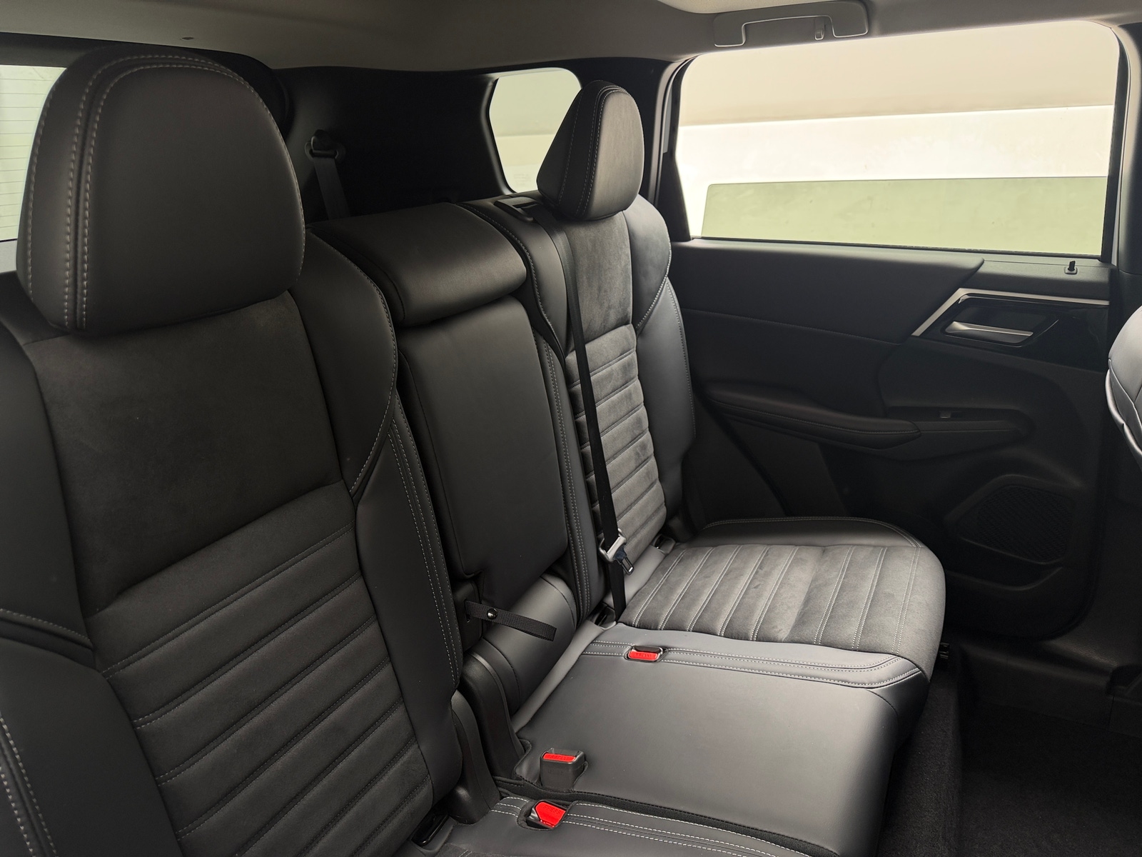 Thumbnail: 2024 Mitsubishi Outlander - 5