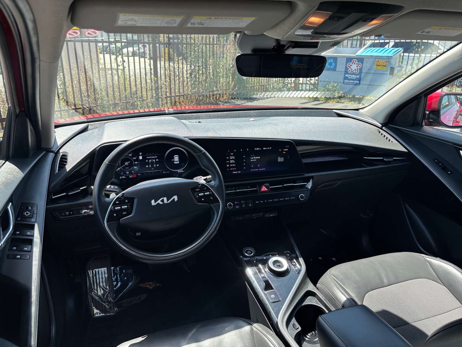 Thumbnail: 2023 Kia Niro - 3