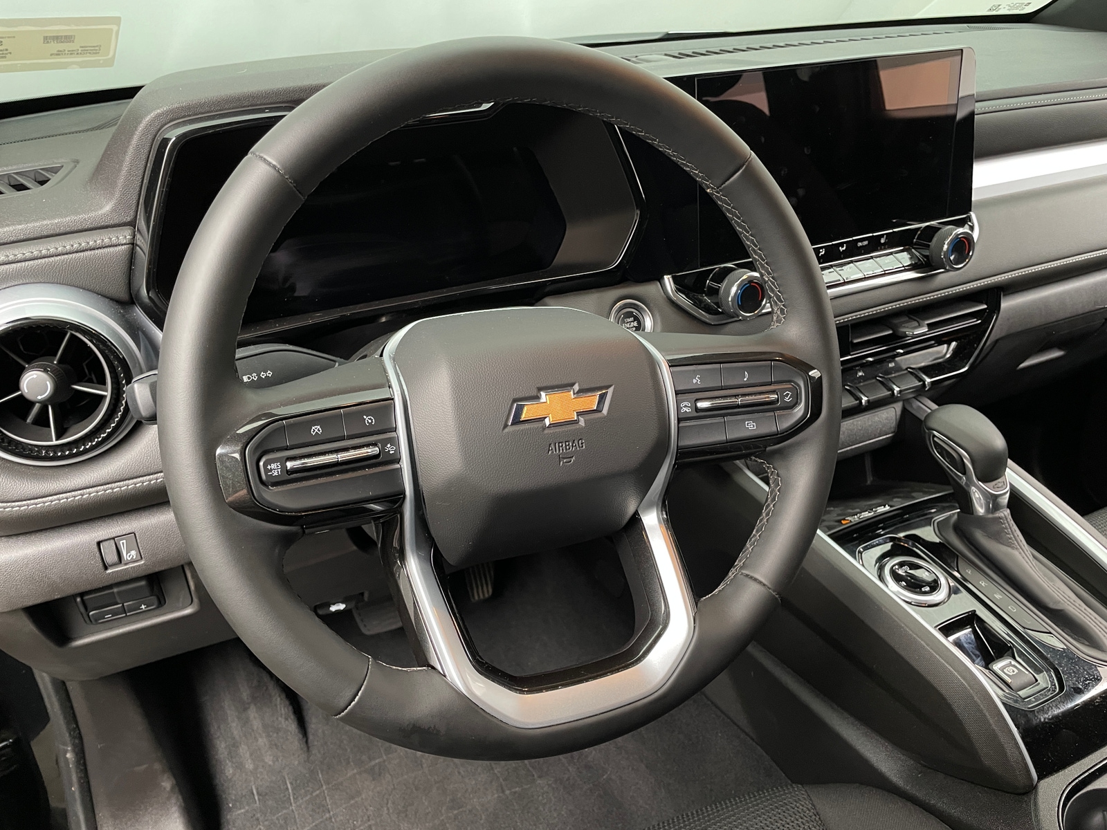Thumbnail: 2024 Chevrolet Colorado - 5