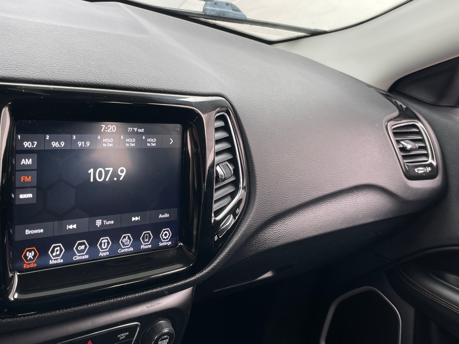 Thumbnail: 2020 Jeep Compass - 3