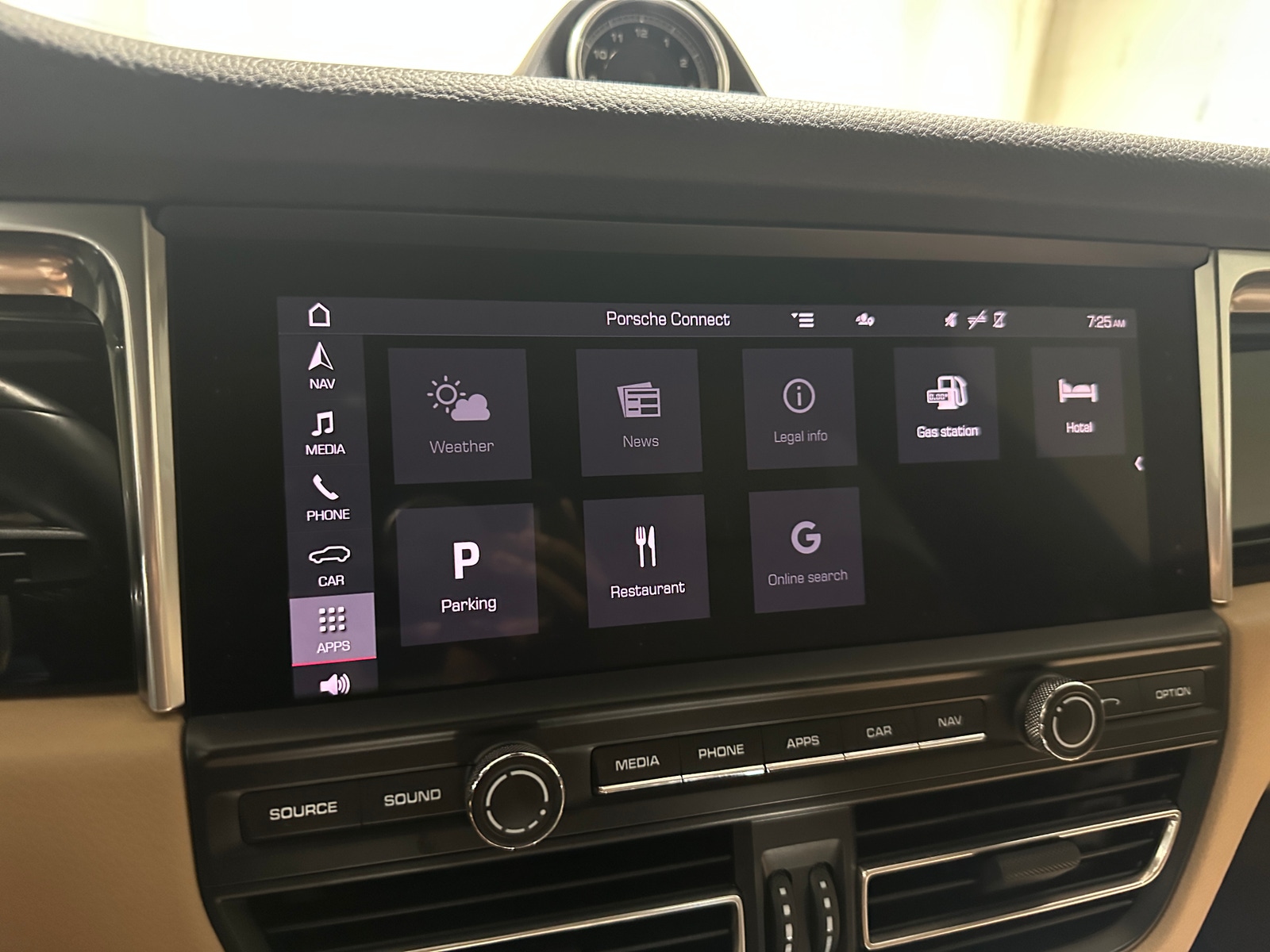 Thumbnail: 2021 Porsche Macan - 3