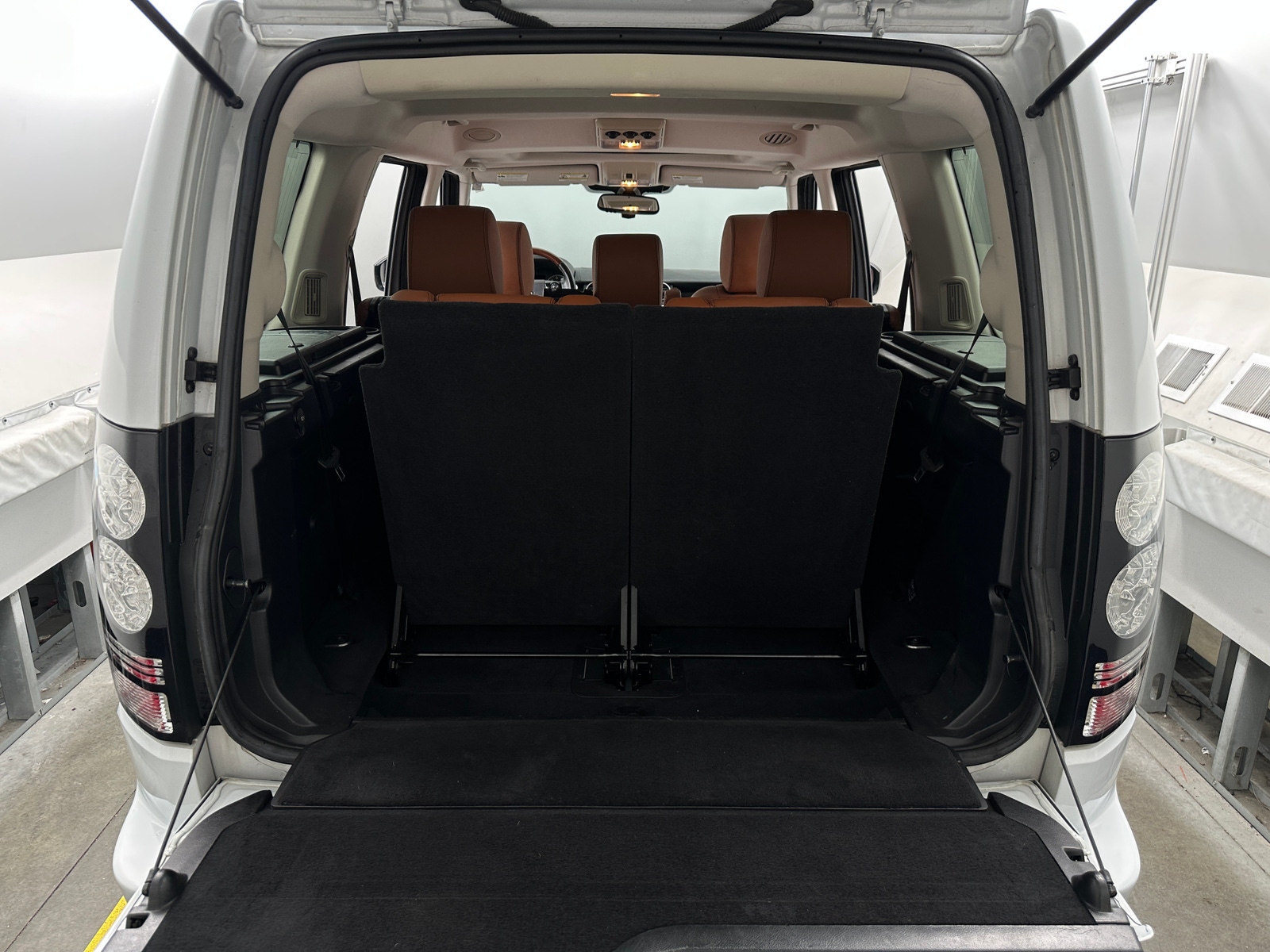 Thumbnail: 2016 Land Rover LR4 - 6