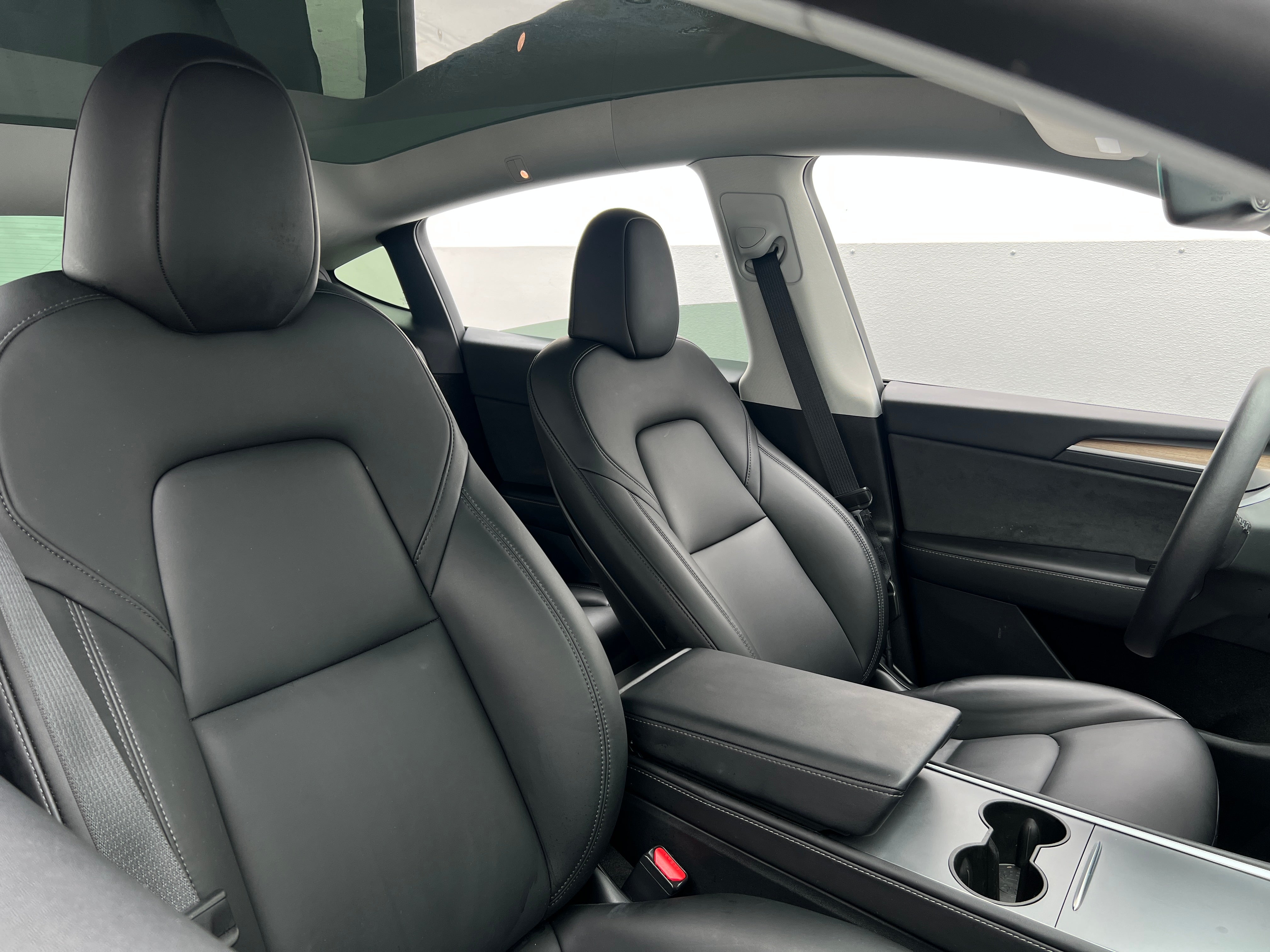 Used 2022 Tesla Model Y Long Range with VIN 7SAYGDEE7NA015582 for sale in Oak Creek, WI