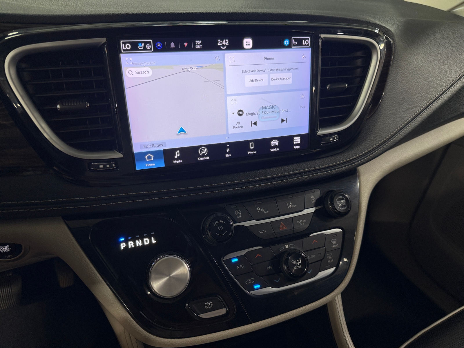 Thumbnail: 2023 Chrysler Pacifica - 3