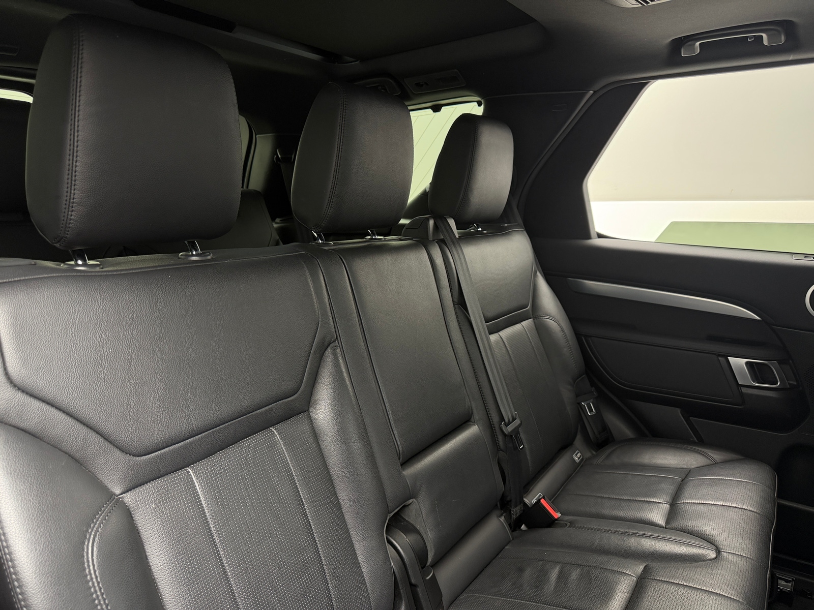 Thumbnail: 2020 Land Rover Discovery - 5