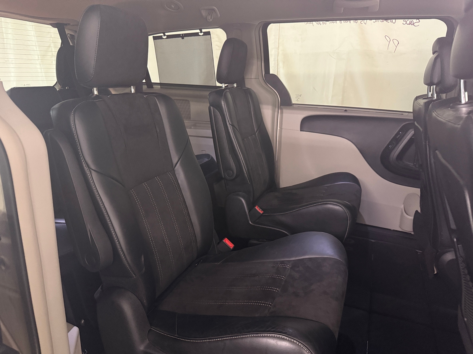 Thumbnail: 2014 Chrysler Town & Country - 5