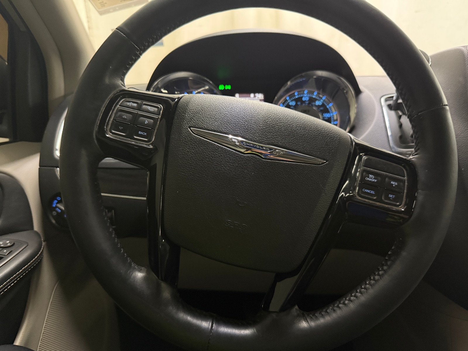 Thumbnail: 2014 Chrysler Town & Country - 4