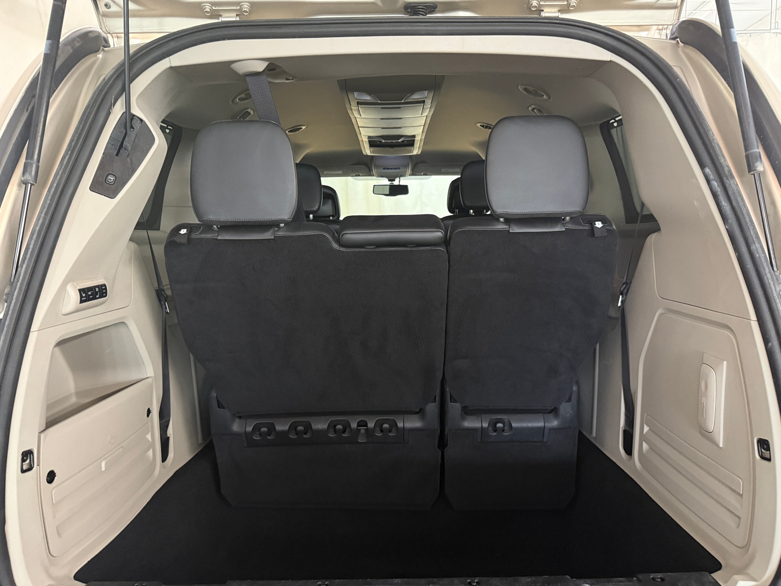 Thumbnail: 2014 Chrysler Town & Country - 6