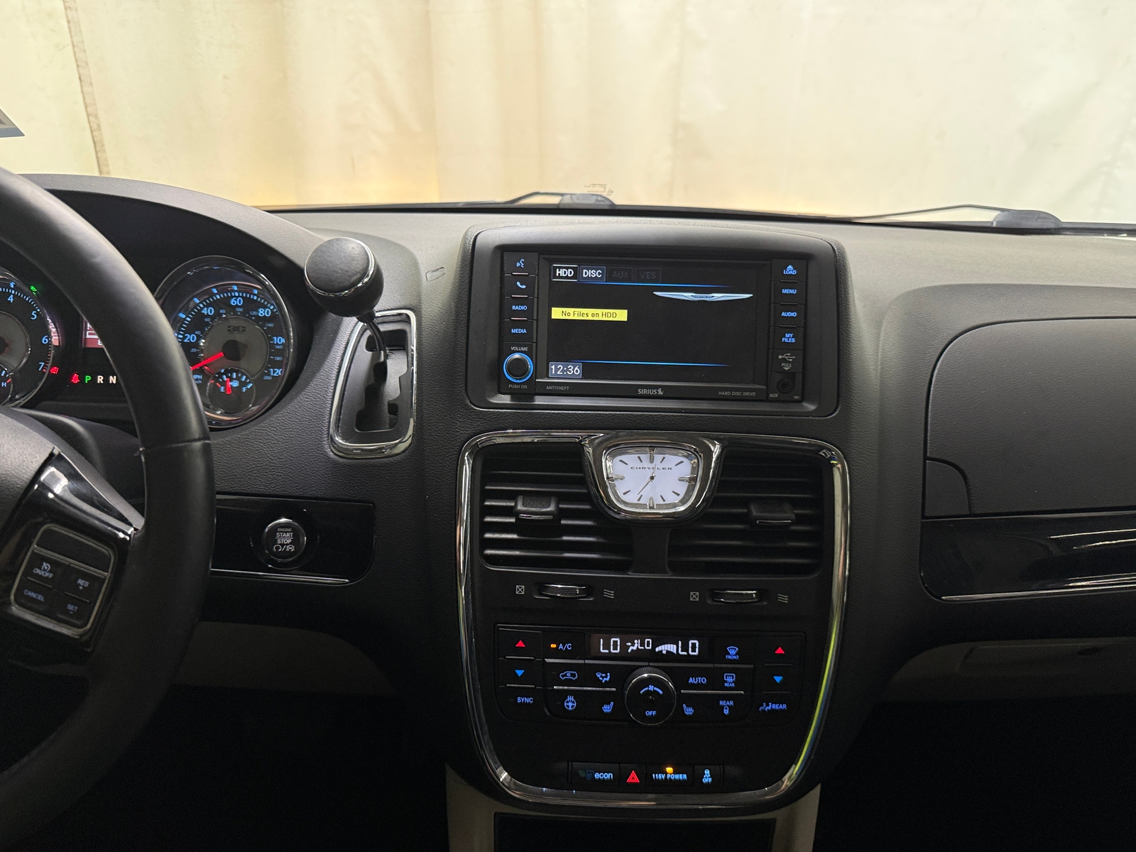 Thumbnail: 2014 Chrysler Town & Country - 3
