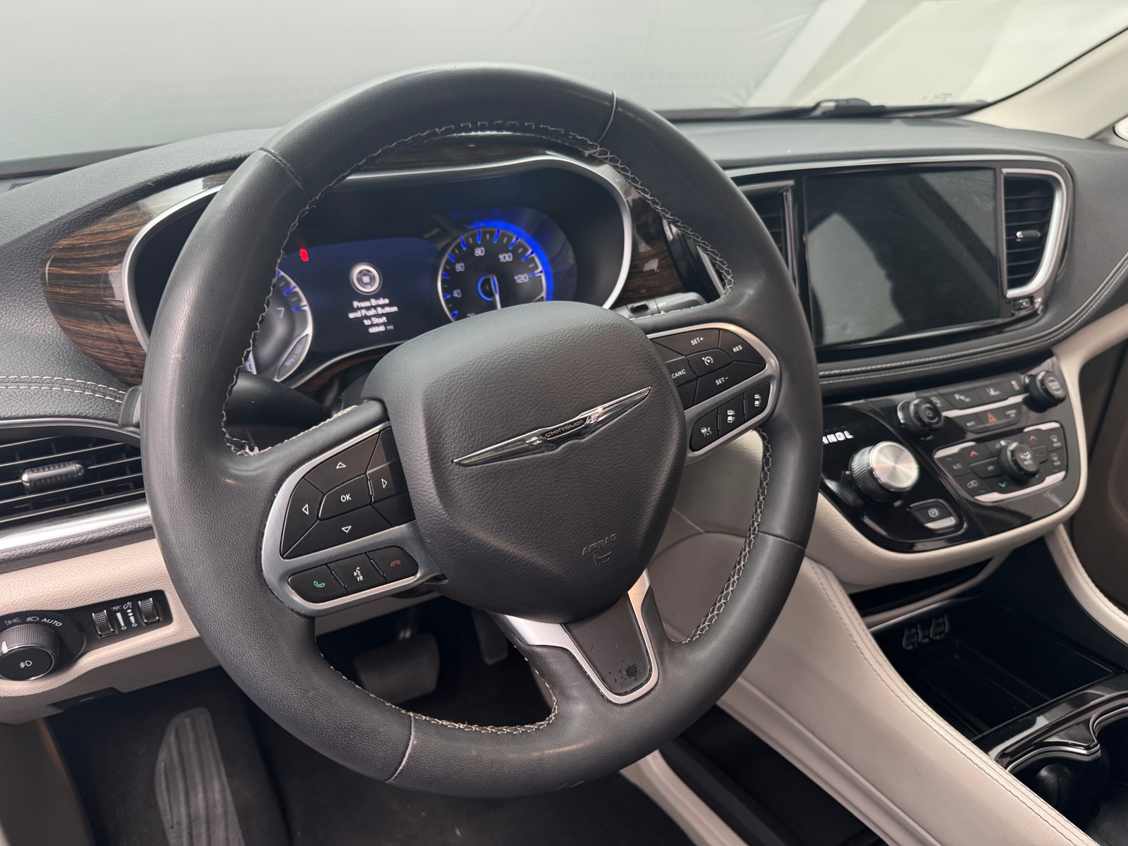 Thumbnail: 2023 Chrysler Pacifica - 4