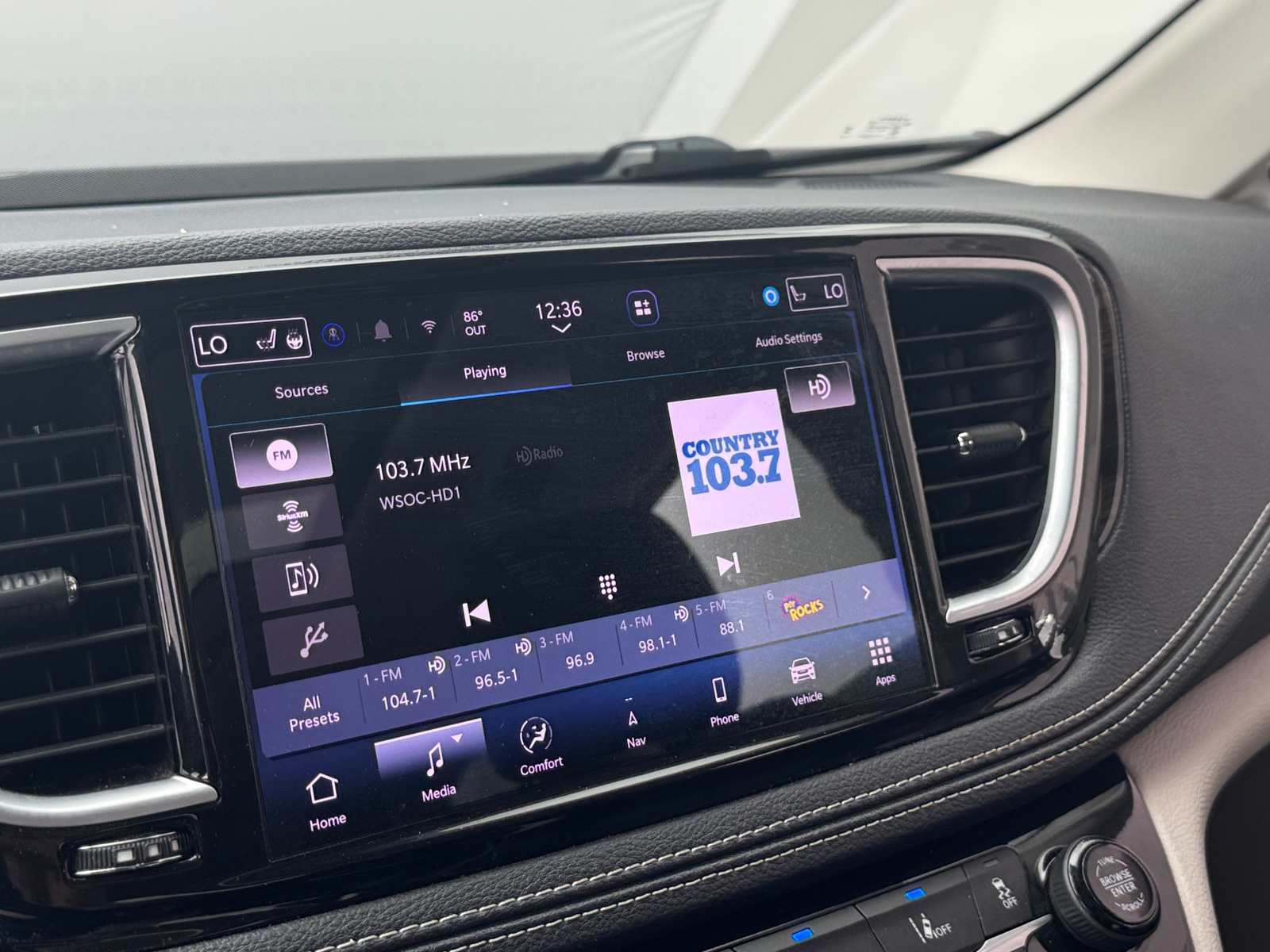 Thumbnail: 2023 Chrysler Pacifica - 3