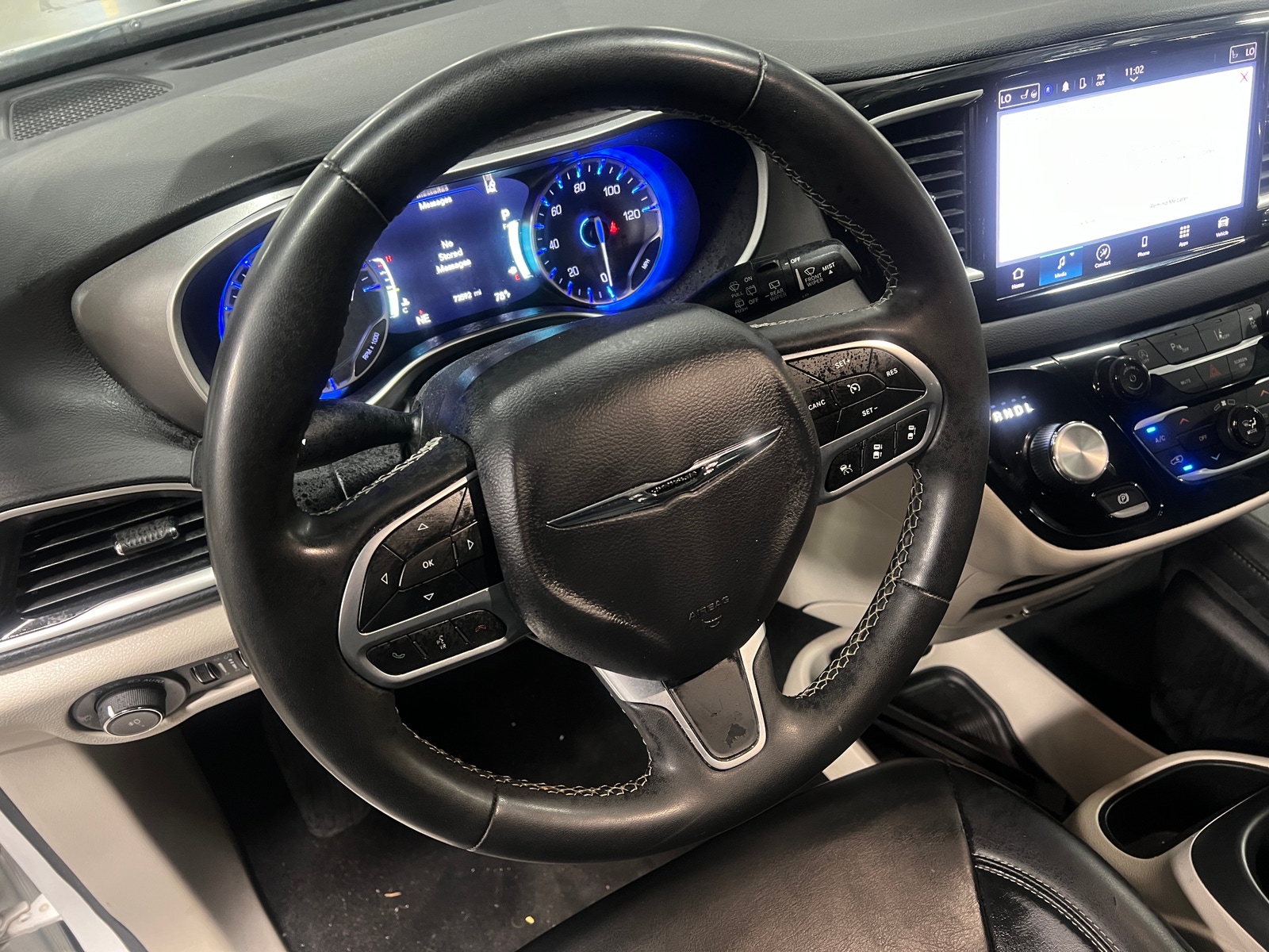 Thumbnail: 2023 Chrysler Pacifica - 4