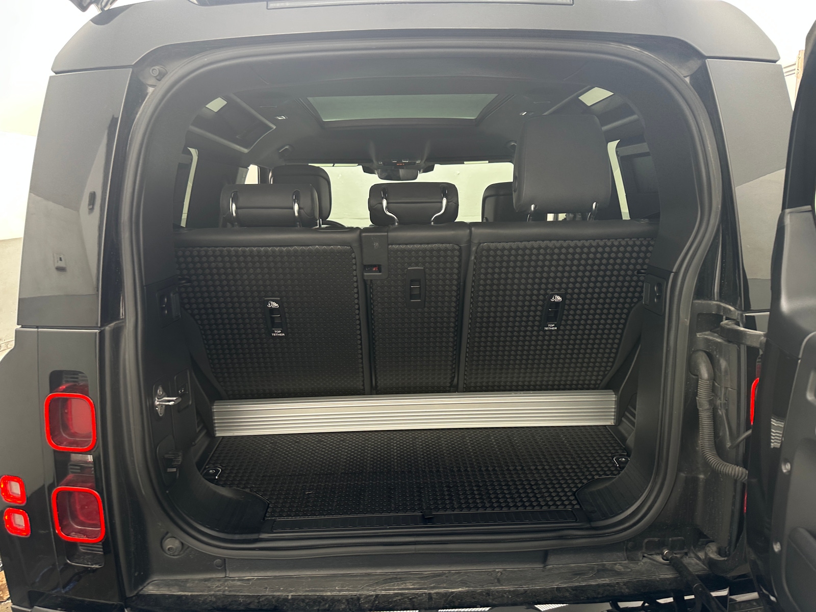 Thumbnail: 2022 Land Rover Defender - 6