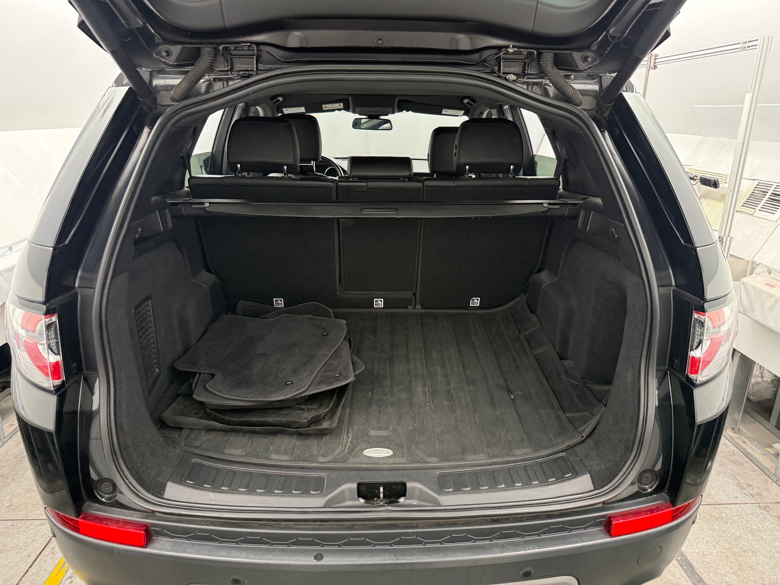 Thumbnail: 2018 Land Rover Discovery Sport - 6