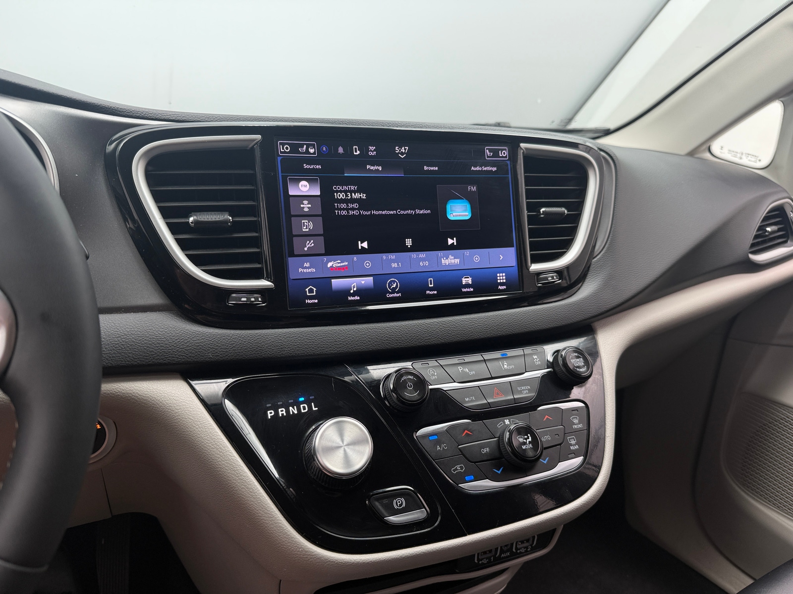 Thumbnail: 2024 Chrysler Pacifica - 3