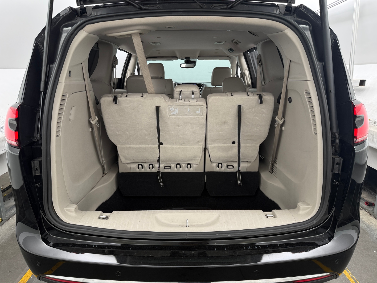 Thumbnail: 2021 Chrysler Pacifica - 6