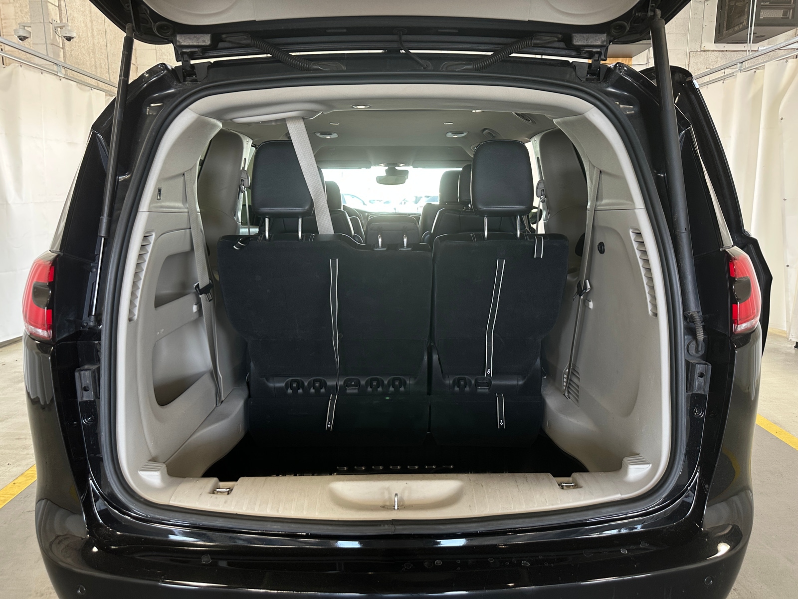 Thumbnail: 2023 Chrysler Pacifica - 6