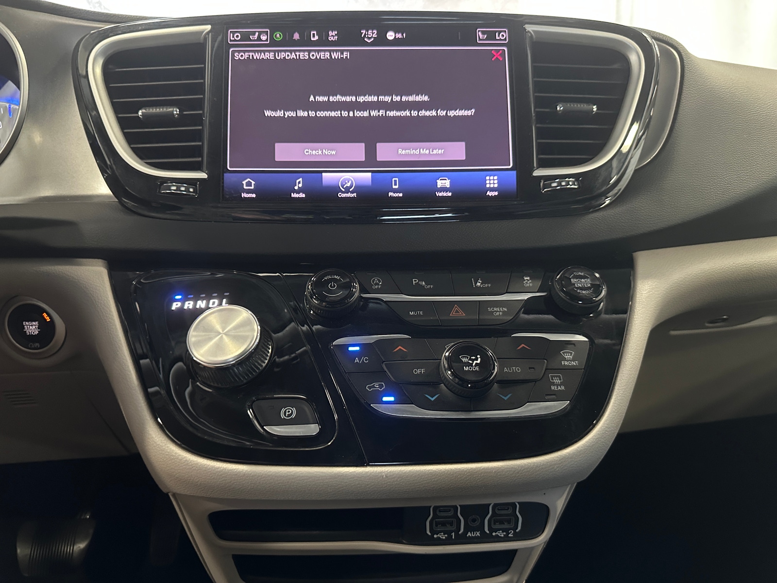Thumbnail: 2023 Chrysler Pacifica - 3
