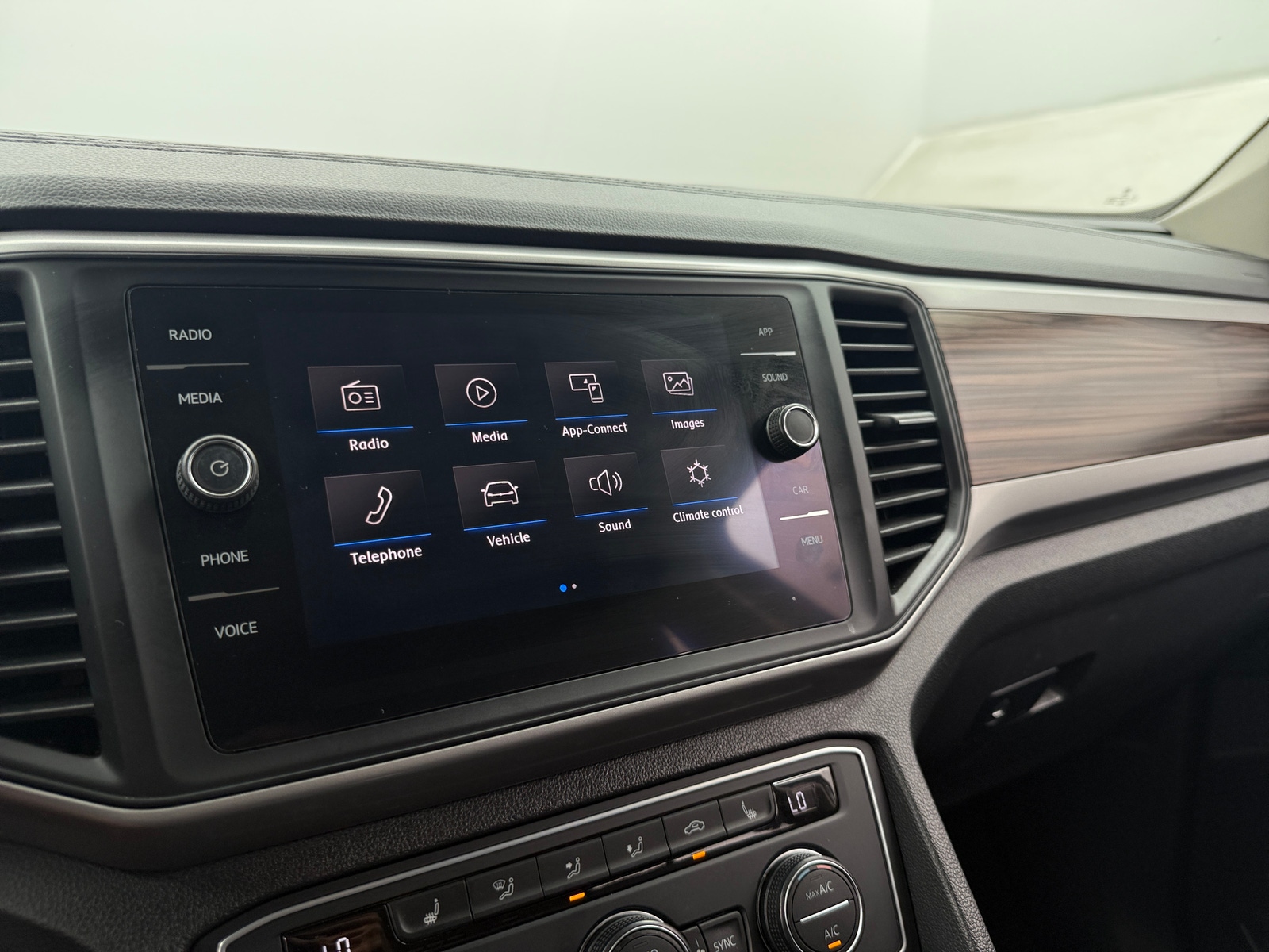 Thumbnail: 2021 Volkswagen Atlas - 3