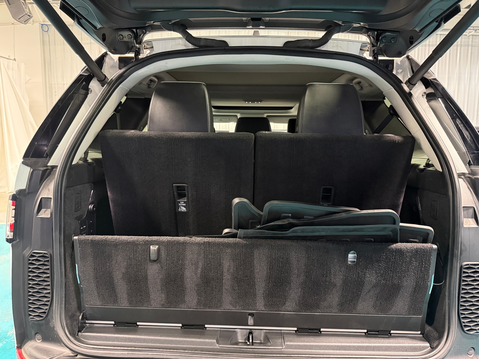 Thumbnail: 2018 Land Rover Discovery - 6