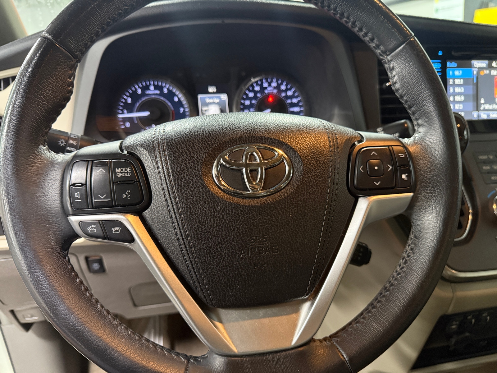 Thumbnail: 2017 Toyota Sienna - 4