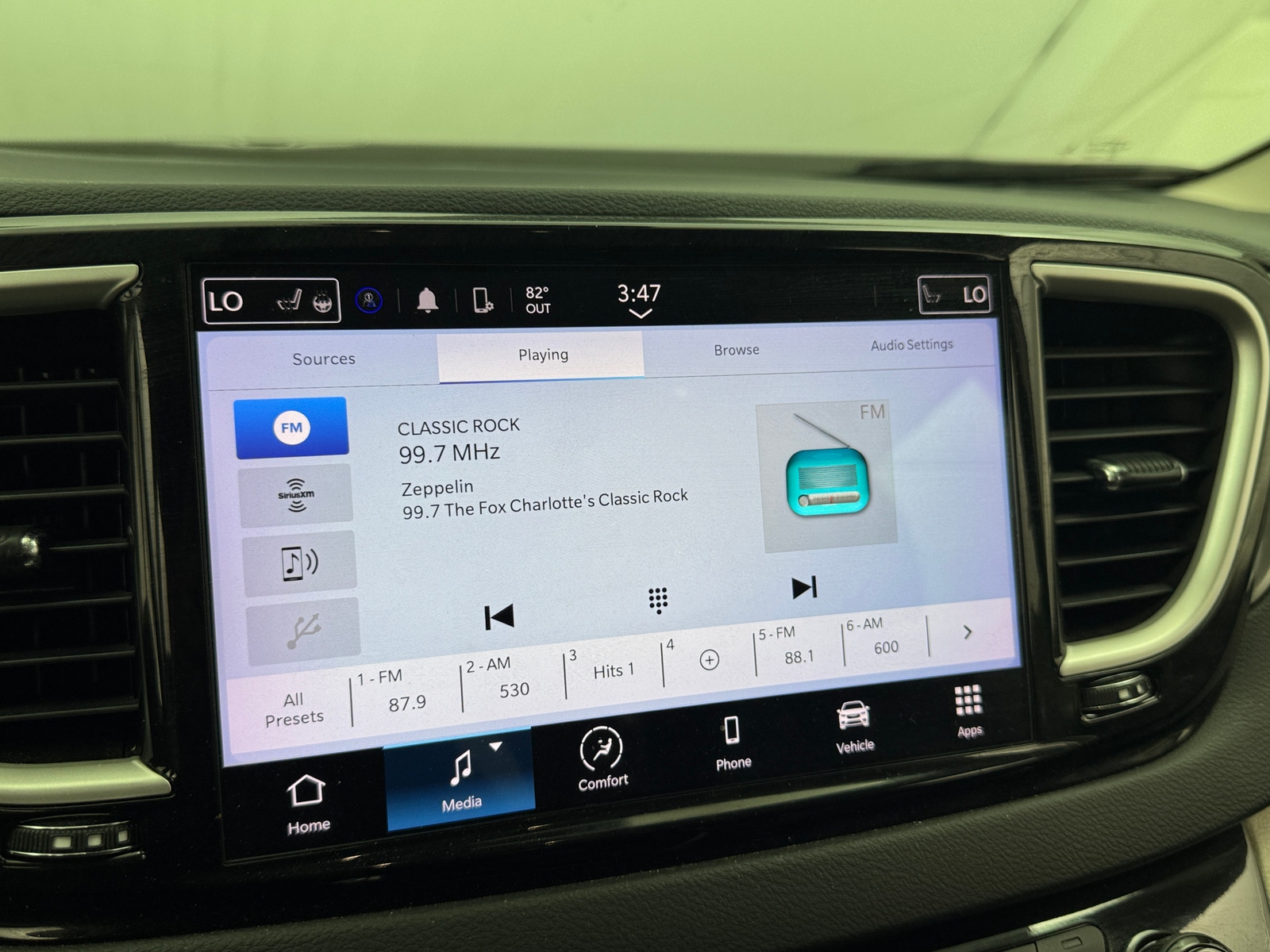 Thumbnail: 2023 Chrysler Pacifica - 3