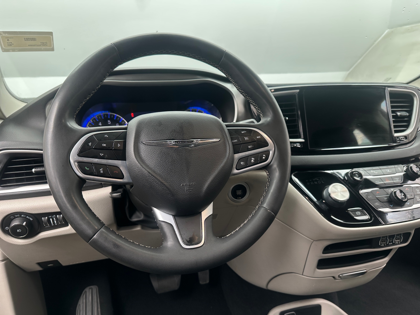 Thumbnail: 2023 Chrysler Pacifica - 4