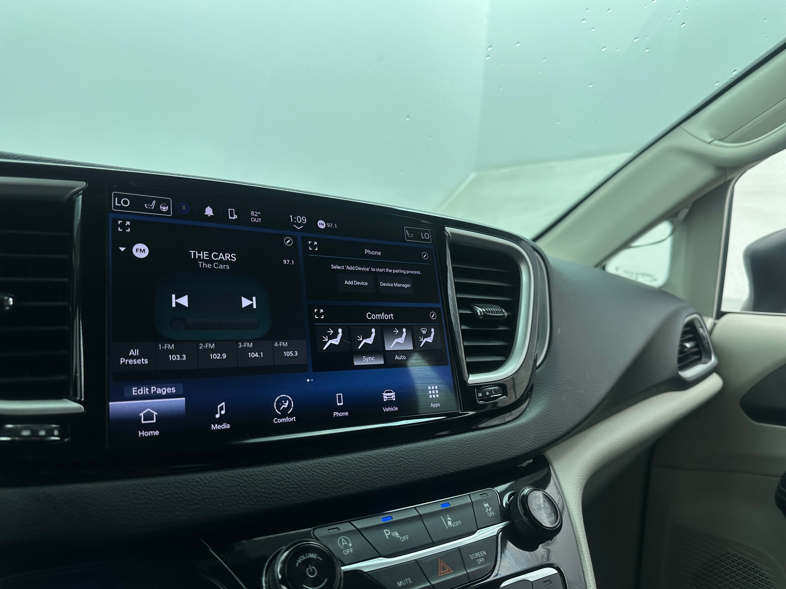 Thumbnail: 2023 Chrysler Pacifica - 3