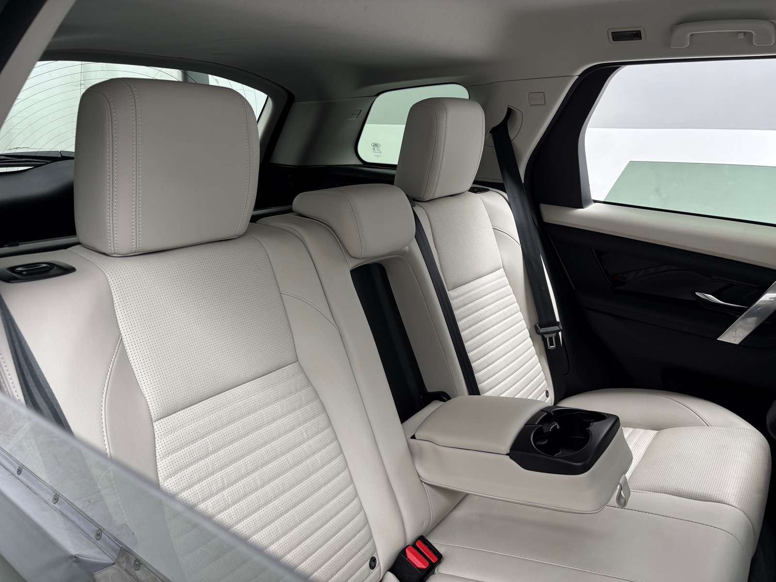 Thumbnail: 2023 Land Rover Discovery Sport - 6