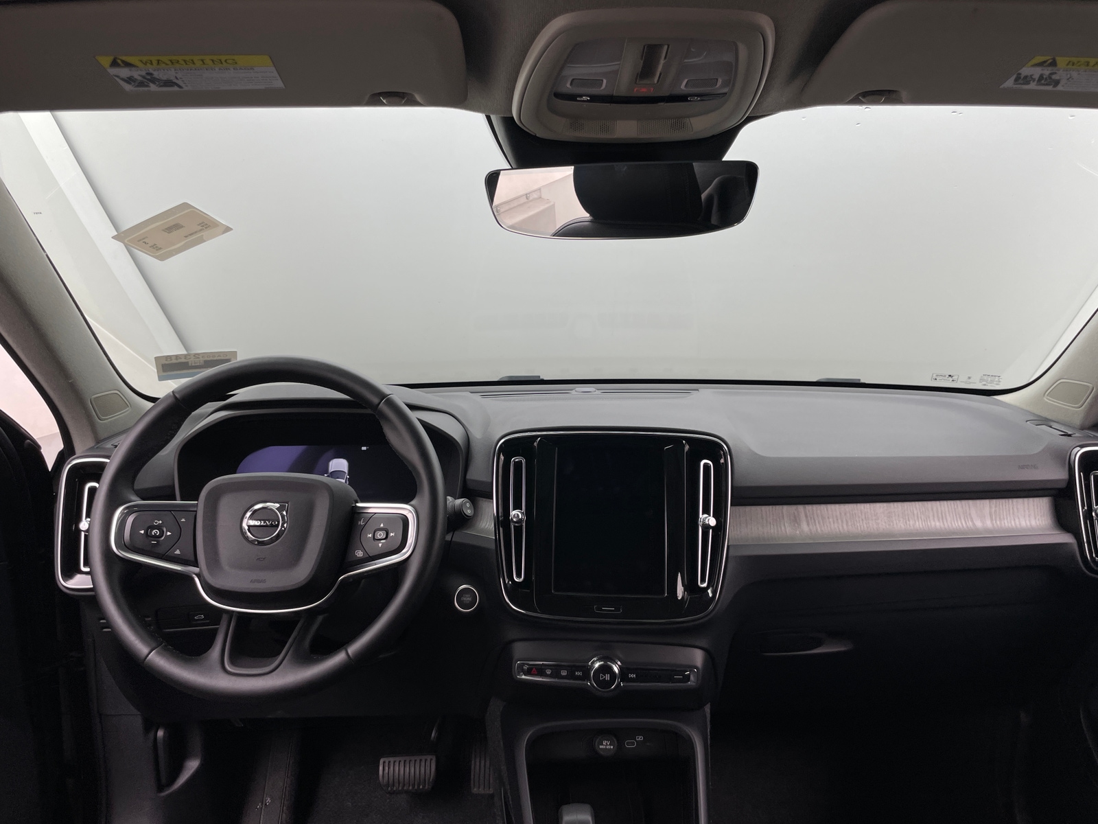 Thumbnail: 2025 Volvo XC40 - 3