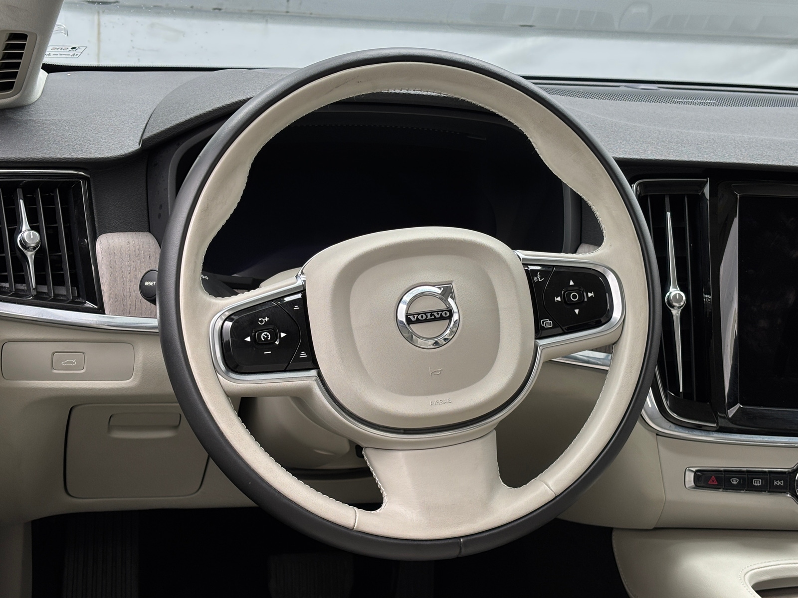 Thumbnail: 2023 Volvo S90 - 4