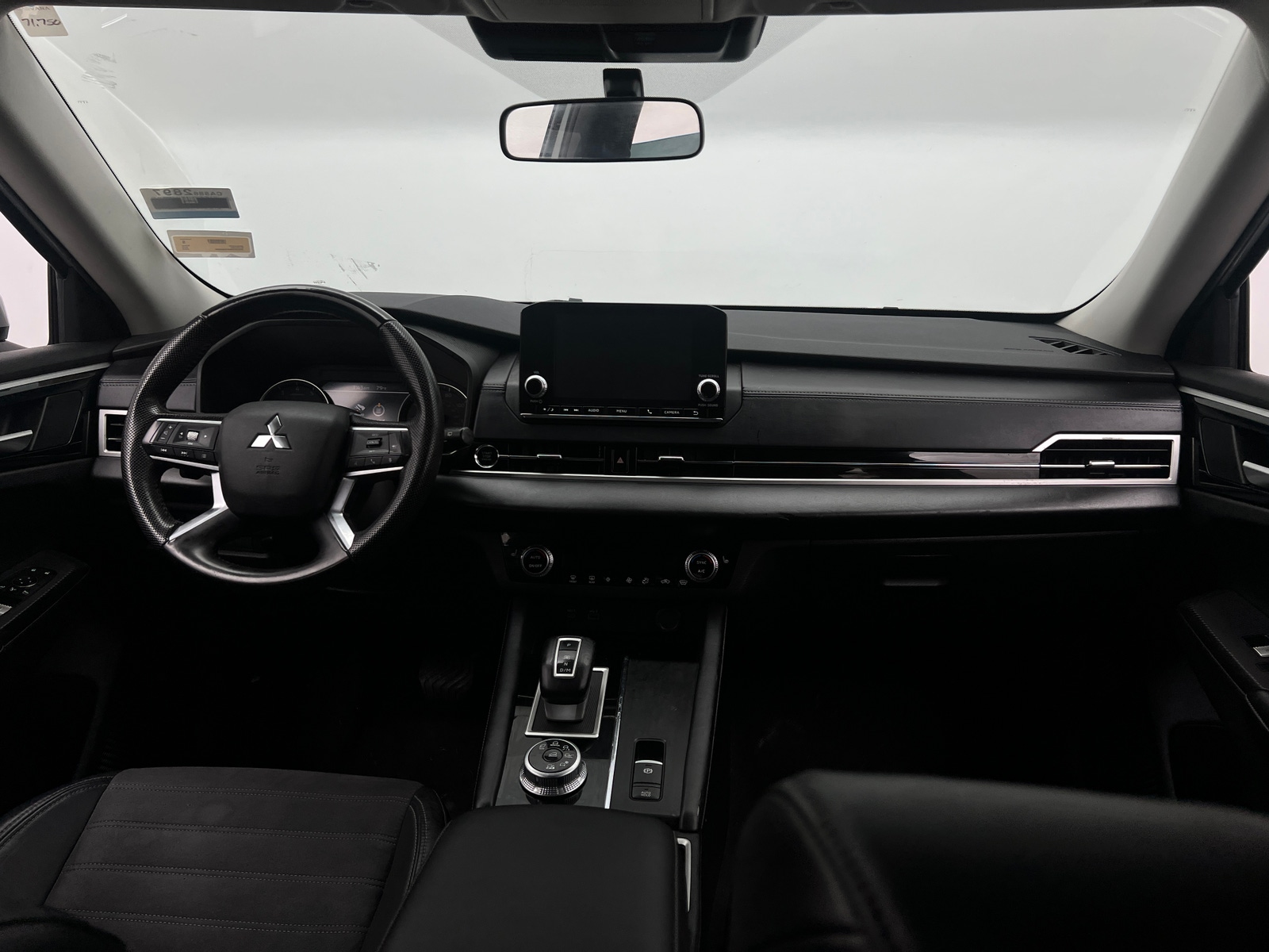 Thumbnail: 2023 Mitsubishi Outlander - 2