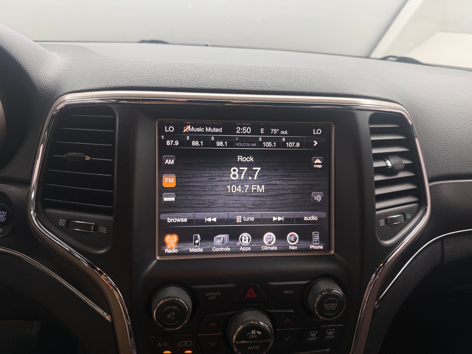 Thumbnail: 2017 Jeep Grand Cherokee - 3