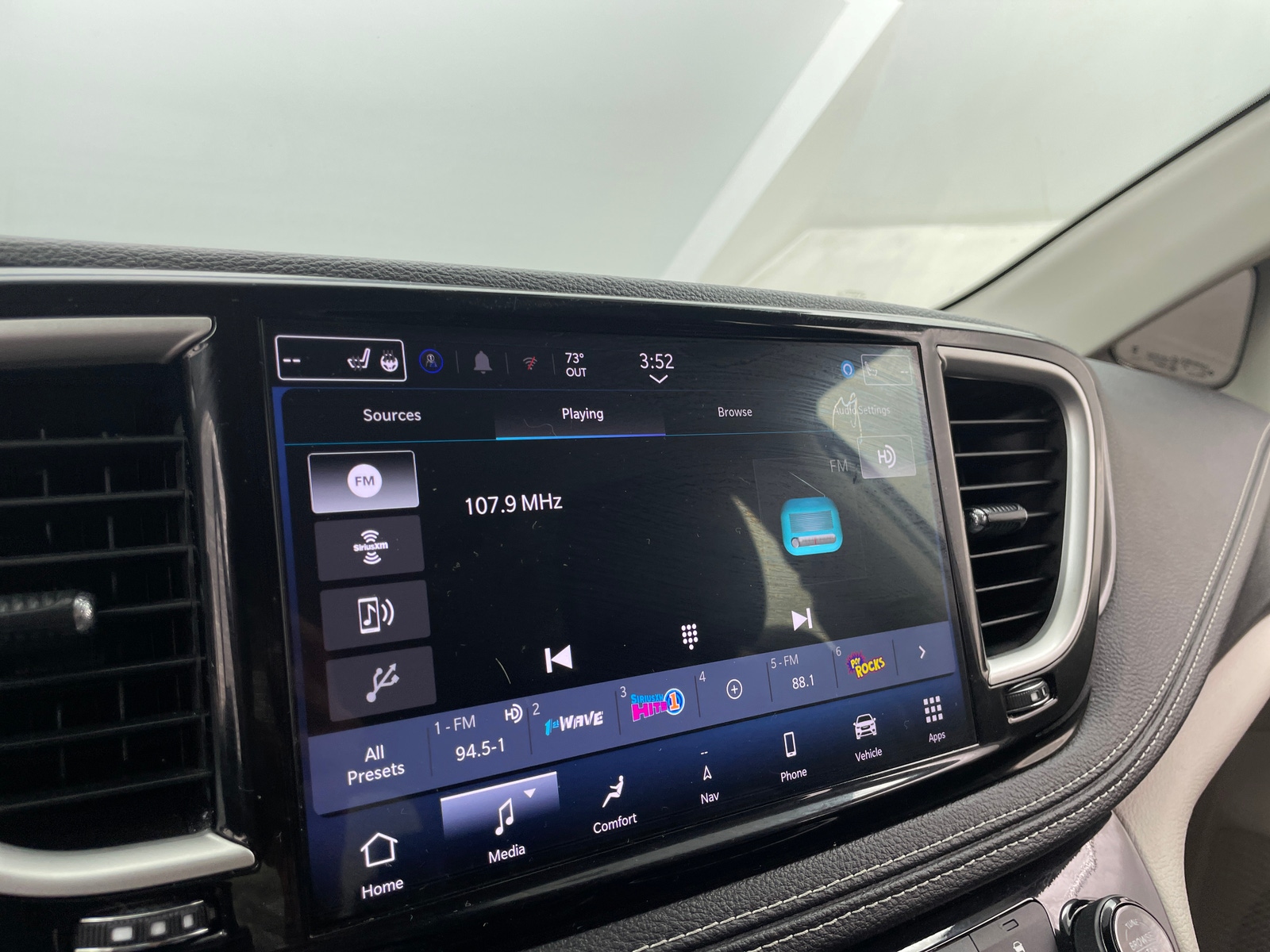 Thumbnail: 2024 Chrysler Pacifica - 3