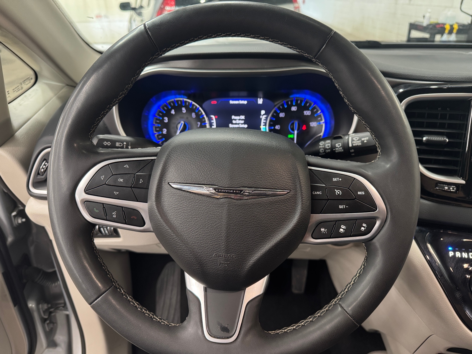 Thumbnail: 2023 Chrysler Pacifica - 4