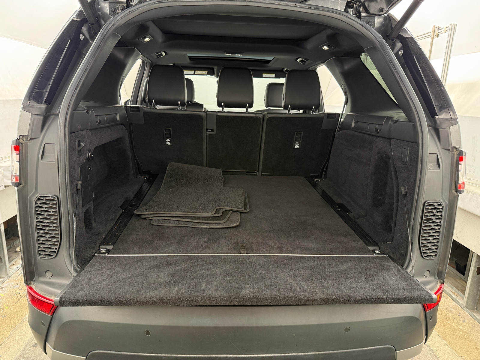 Thumbnail: 2019 Land Rover Discovery - 6