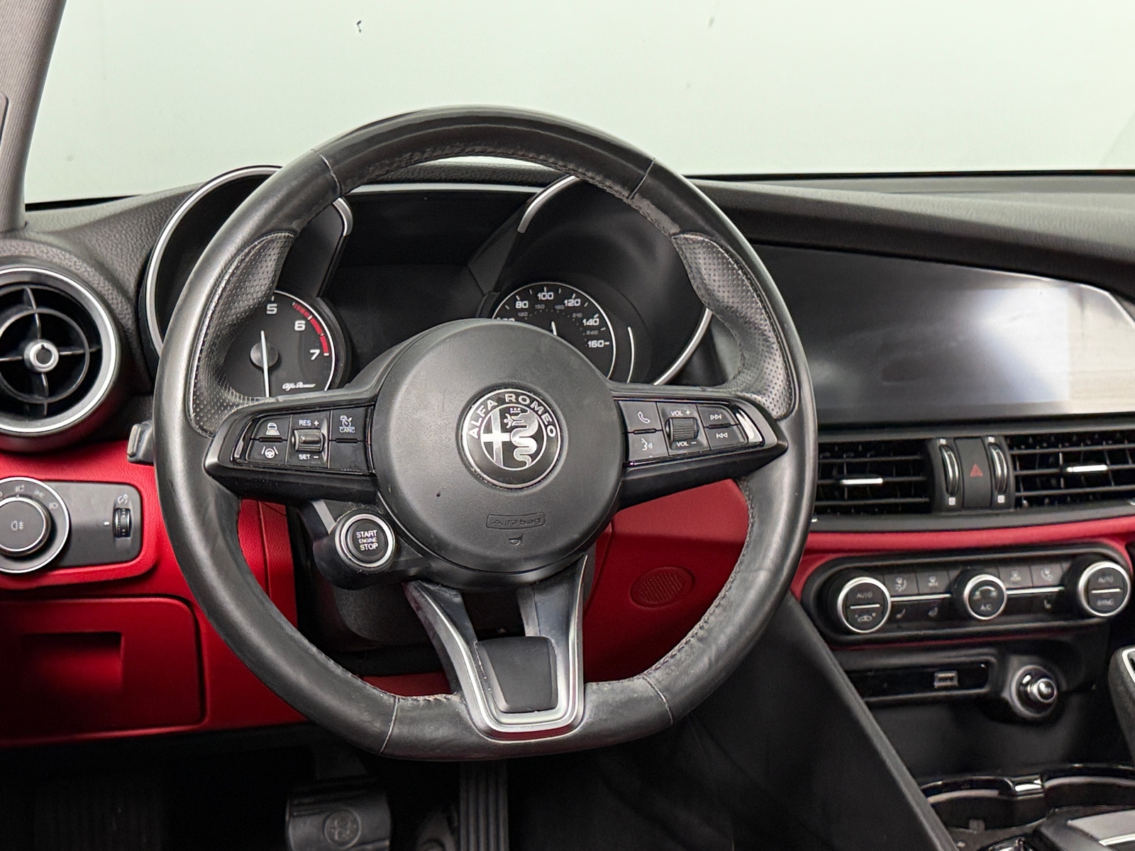 Thumbnail: 2021 Alfa Romeo Giulia - 4