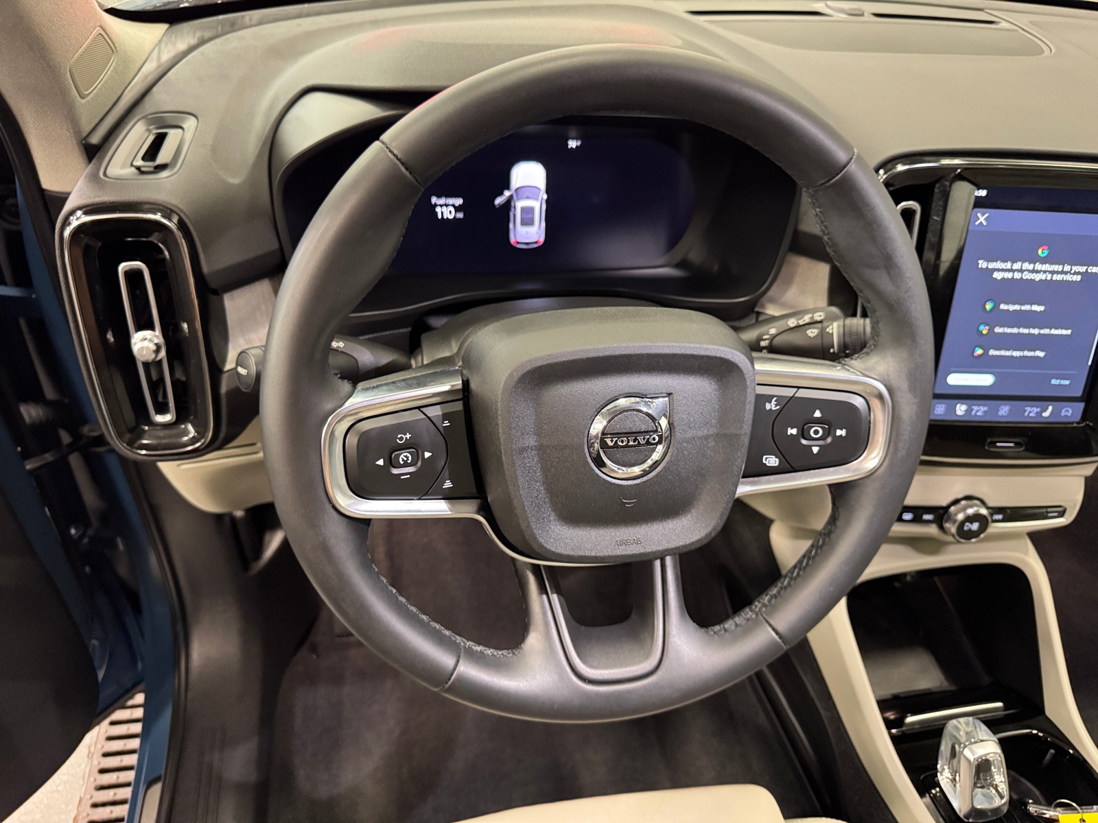 Thumbnail: 2023 Volvo XC40 - 4