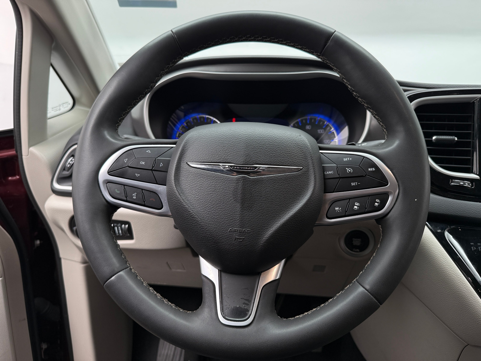 Thumbnail: 2023 Chrysler Pacifica - 4
