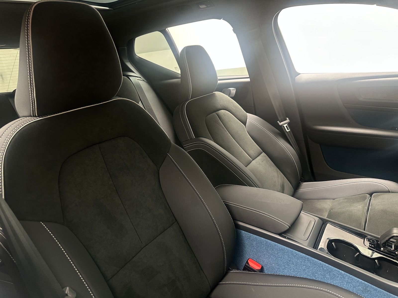 Thumbnail: 2023 Volvo XC40 - 2
