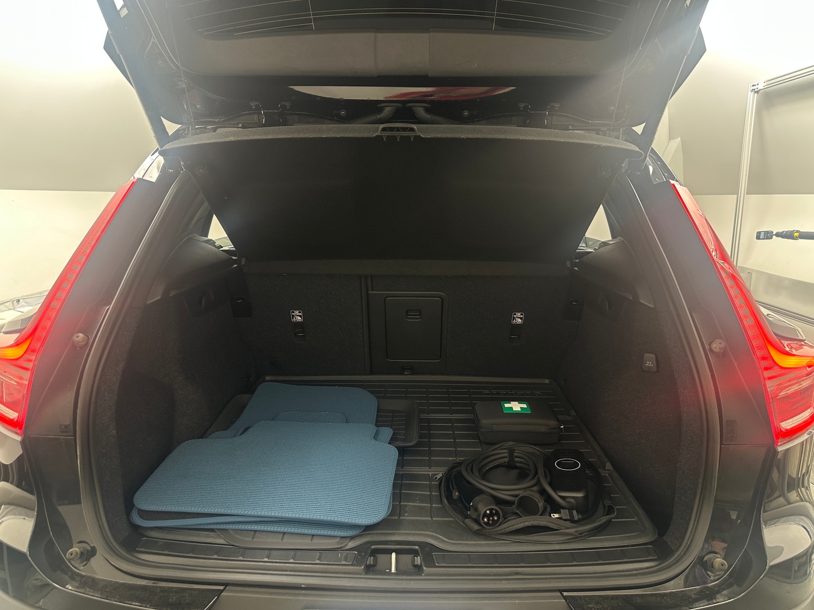 Thumbnail: 2023 Volvo XC40 - 7