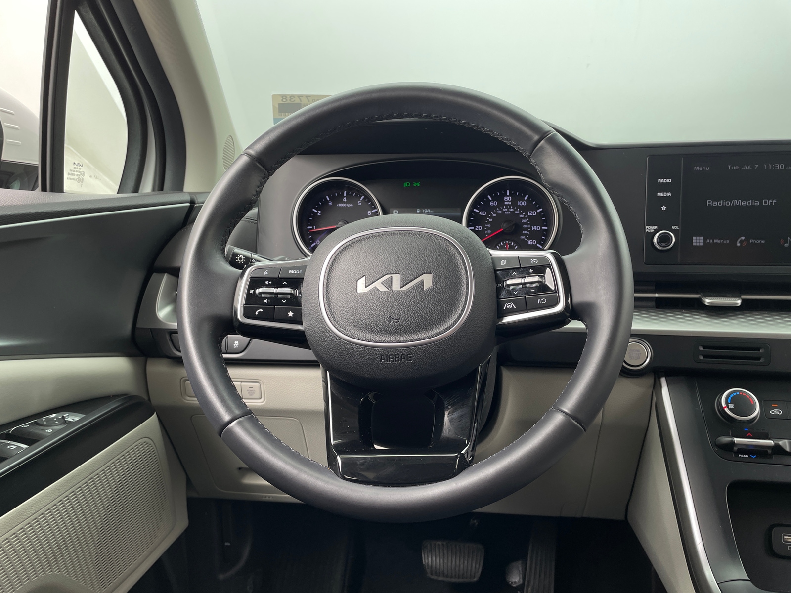 Thumbnail: 2023 Kia Carnival - 4
