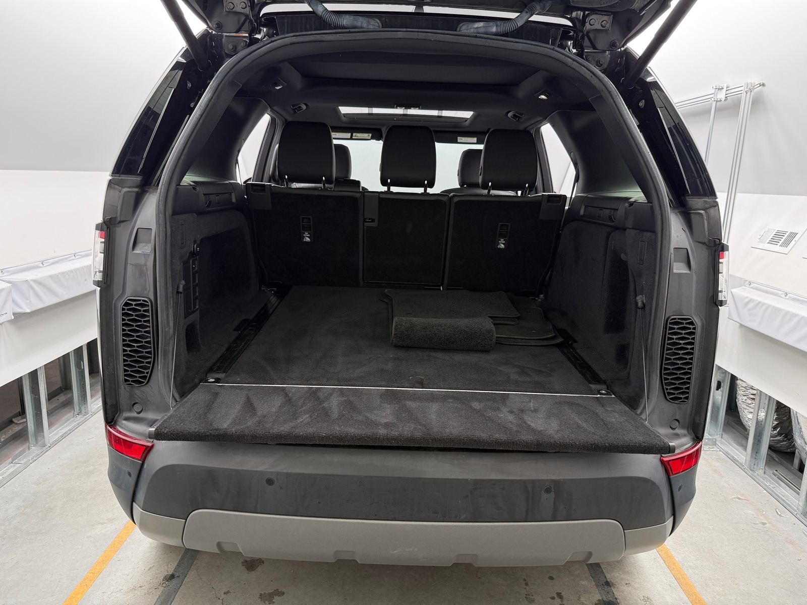 Thumbnail: 2020 Land Rover Discovery - 6