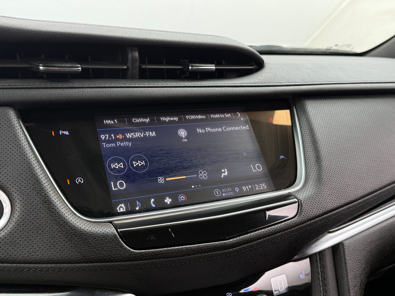 Thumbnail: 2023 Cadillac XT6 - 3